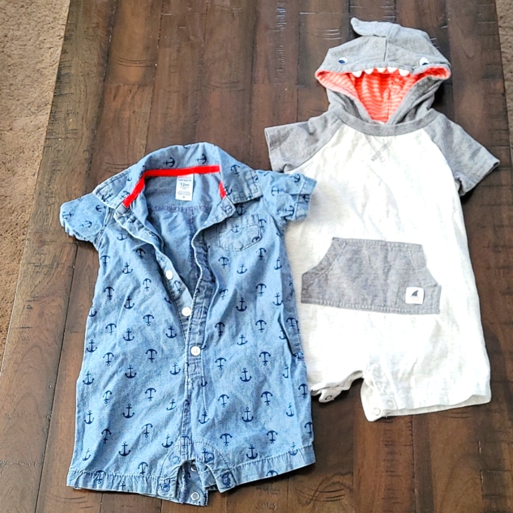 Lot of 2 short rompers carters size 12 months